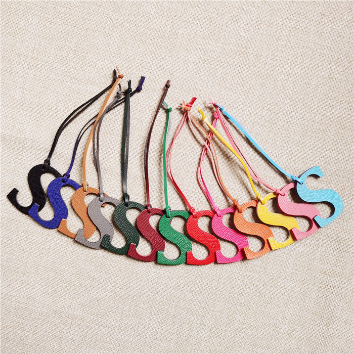 English Letter O P Q R S T Alp - Monogram Keychain Leather recensione e prezzo