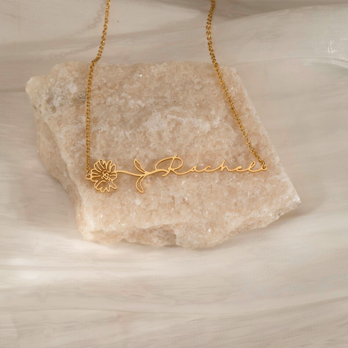 Haiyufly Custom Name Necklace  - Birth Flower Necklace recensione e prezzo