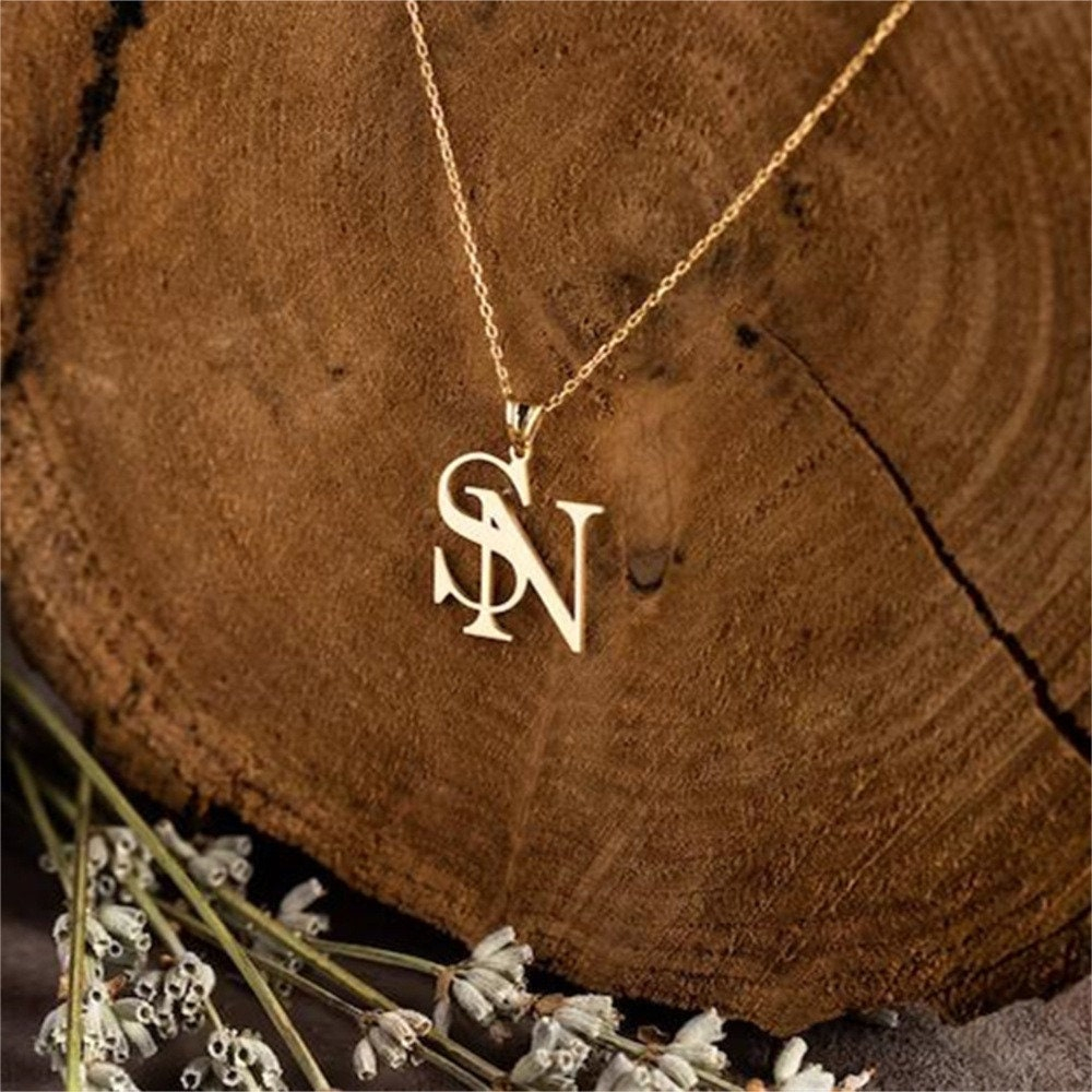 Couples Custom Initial Letter  - Birth Flower Necklace recensione e prezzo